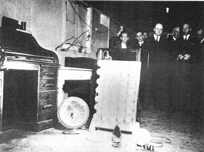目击者都感到惊讶小号马里博士展示了他的“弧度能源”的机器在1936年
