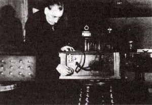 T. Henry Moray在调整他的辐射能量装置时进行了一些最终调整，以利用零点真空能量。